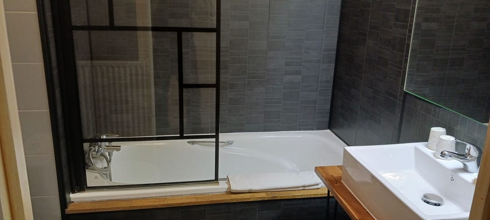Standard Double Room, Ensuite | Bathroom | Combined shower/tub, hydromassage showerhead, hair dryer, towels