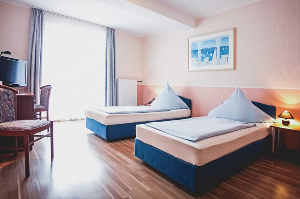 Double Room, 1 Double Bed, Non Smoking | Hypo-allergenic bedding, blackout drapes, iron/ironing board, free WiFi