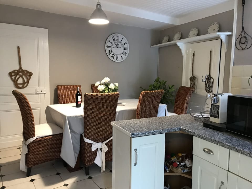 Kitchen diner, seating for 6, downstairs Loo and shower room