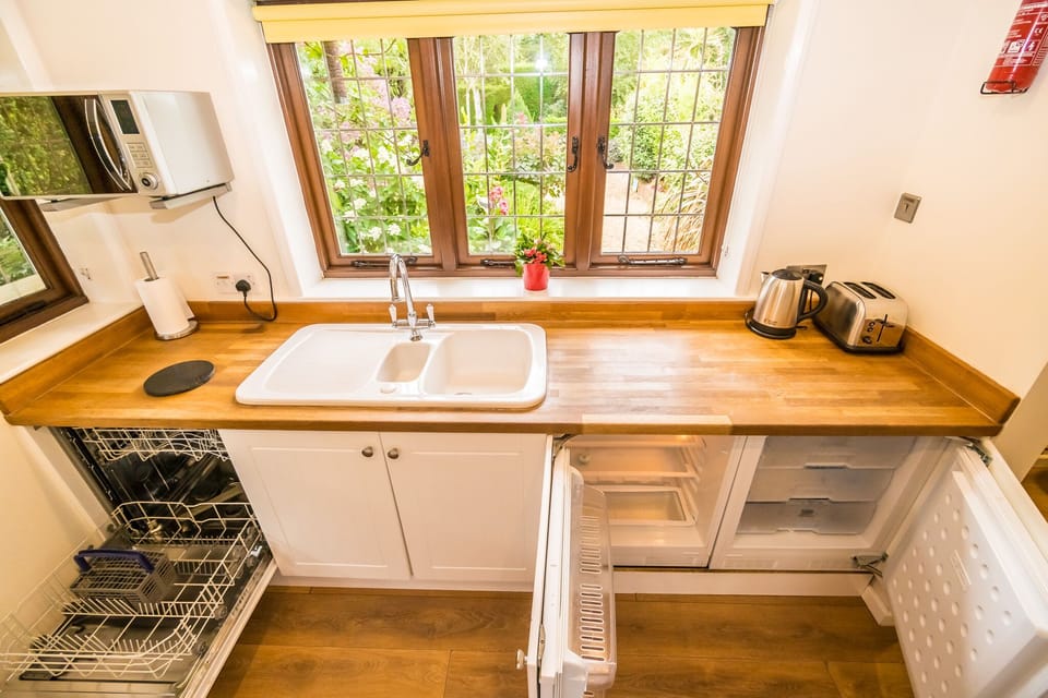 Here you can see the integrated dishwasher, fridge and freezer.