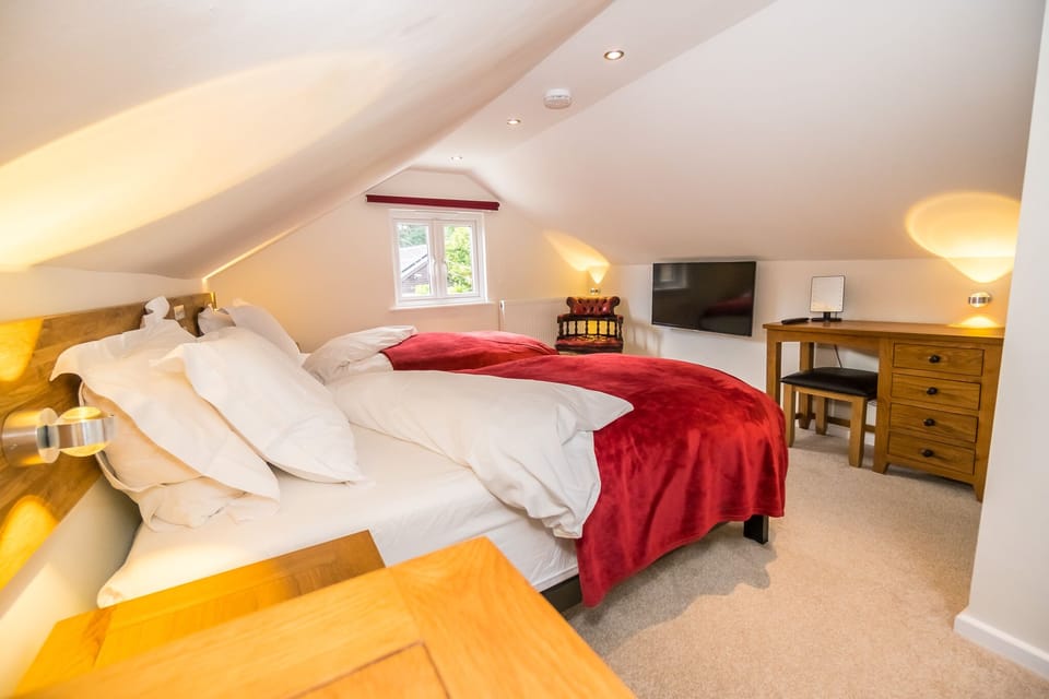 The upstairs bedroom has 2 single beds, large smart TV & quality oak furniture
