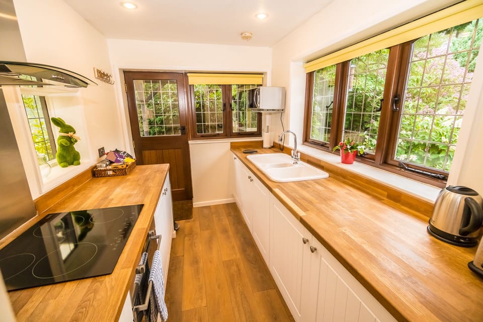 The kitchen is fully equiped, with great views of the garden.