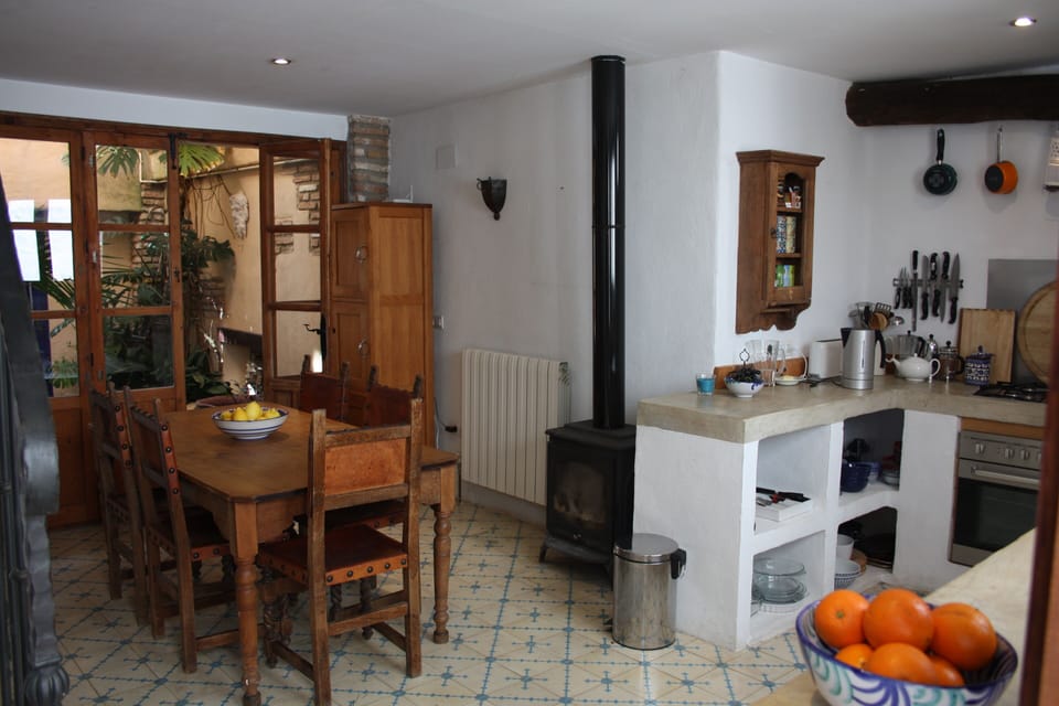 Kitchen/diner has cooker, washing machine, microwave and fridge/freezer