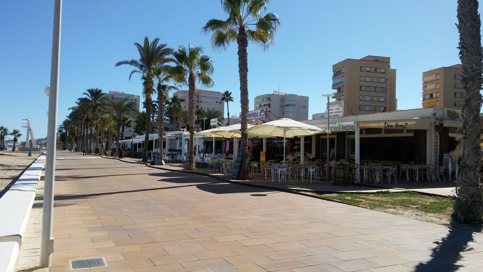 bars and restaurants in the promenade
