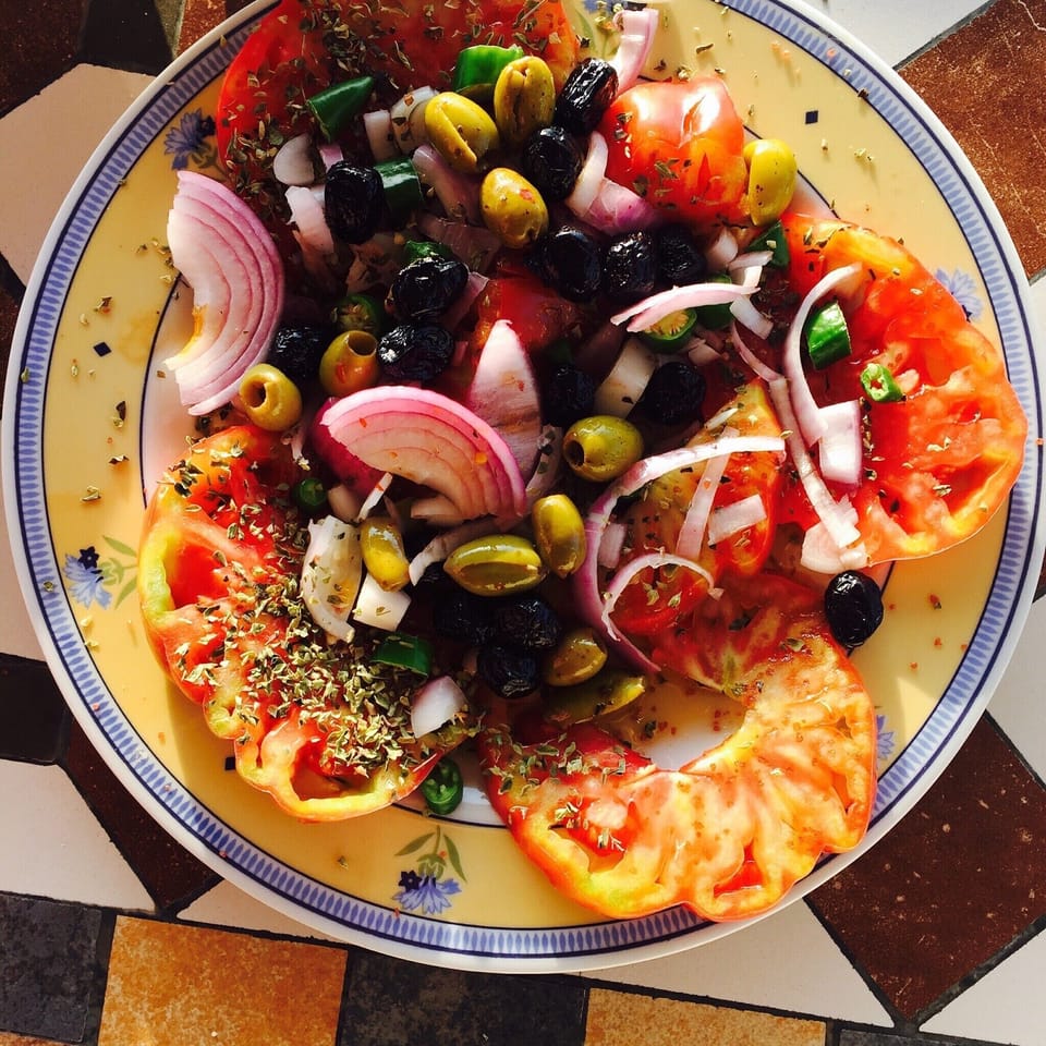Local and fresh ingredients. Unforgettable meals on the terrace. 