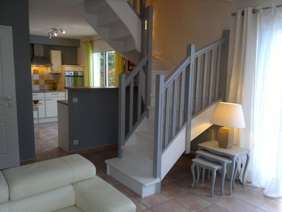 The kitchen-bar opens onto the living room and the terrace that faces the pool.