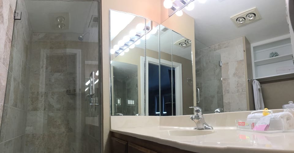 En suite master bathroom