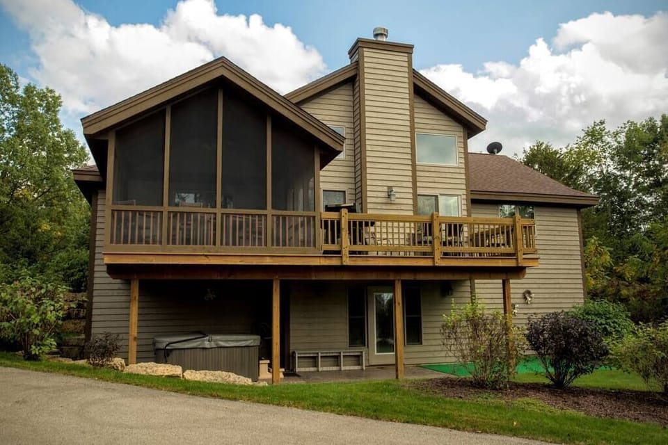 Putting Green and Hot Tub!