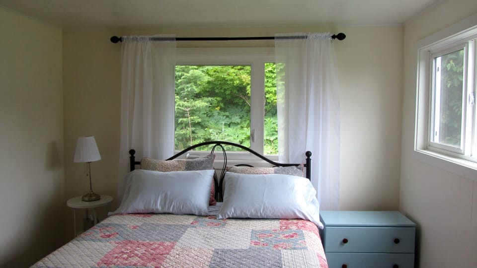 East Bedroom (w/blackout shades)