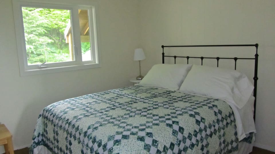 Center Bedroom (w/blackout shades)