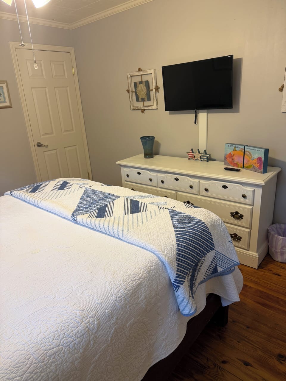 Middle queen bedroom