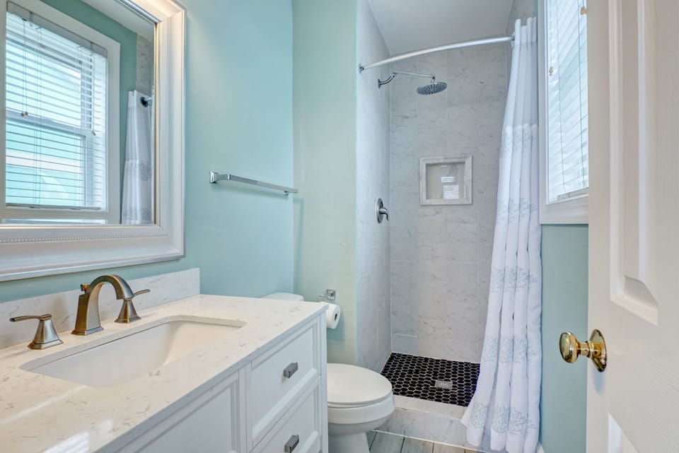 Main ensuite bathroom
