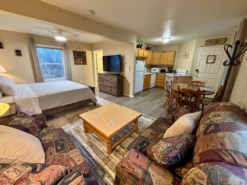 Full kitchen, large TV and RoKu for streaming
