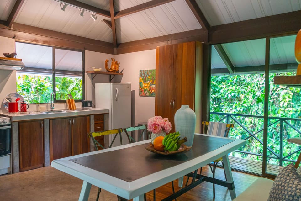 Villa Ginger. Dining area and kitchen.