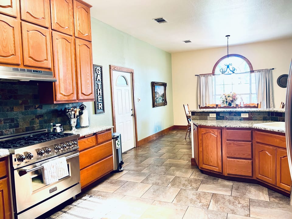 Spacious Kitchen with 6 burner stove
