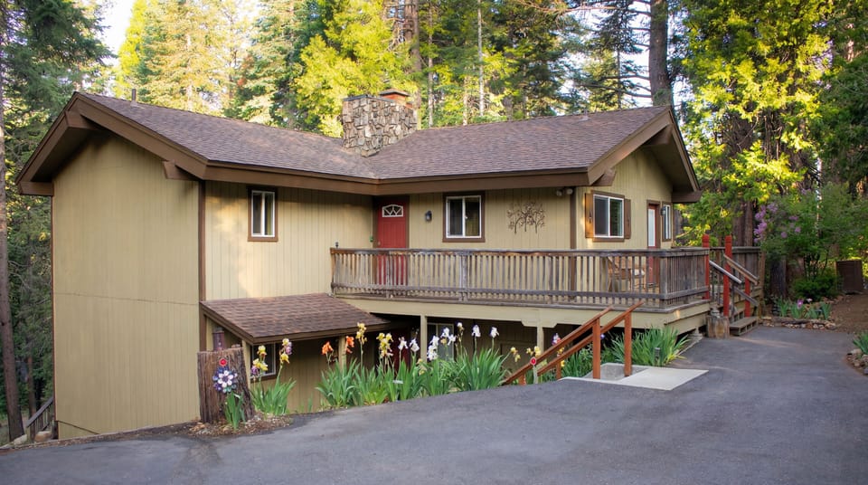 Spacious Cabin. Roomy, Flat Driveway.  Lake Almanor Gem.