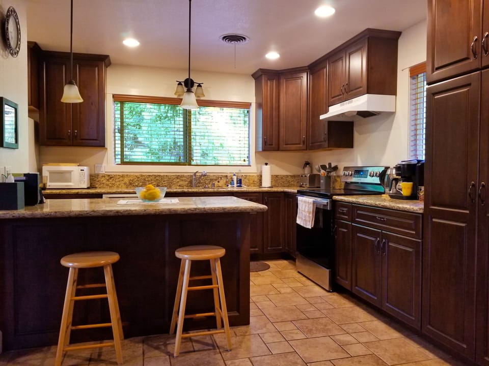 Fully Equipped Kitchen w/ Coffee/Tea Bar, Spices, All New Appliances.