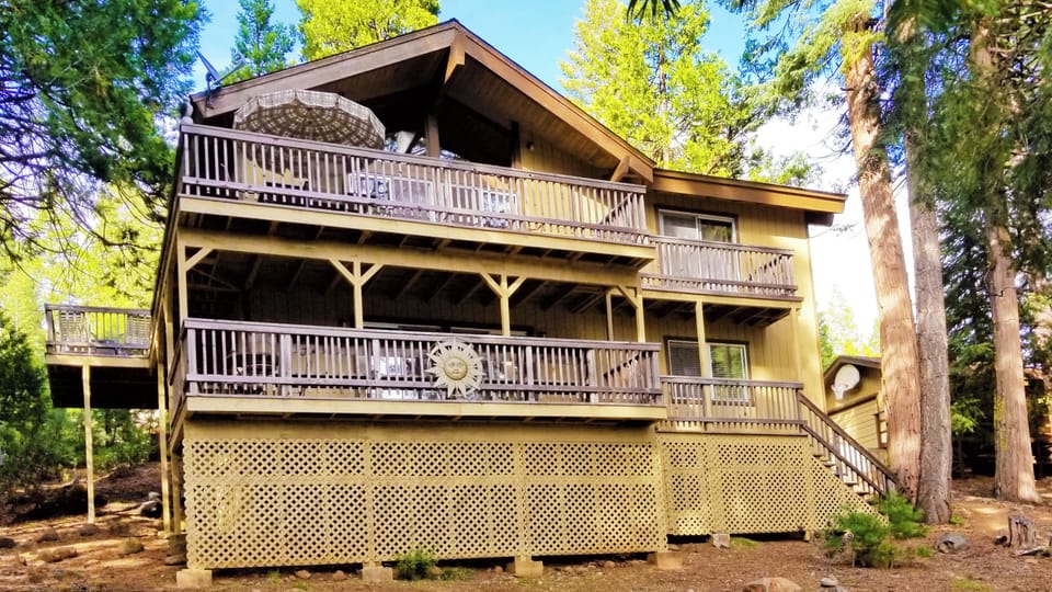 4 Season Vacation Rental. 4 bdrm, Game Rm, Laundry Rm, Office Area, Wifi, A/C