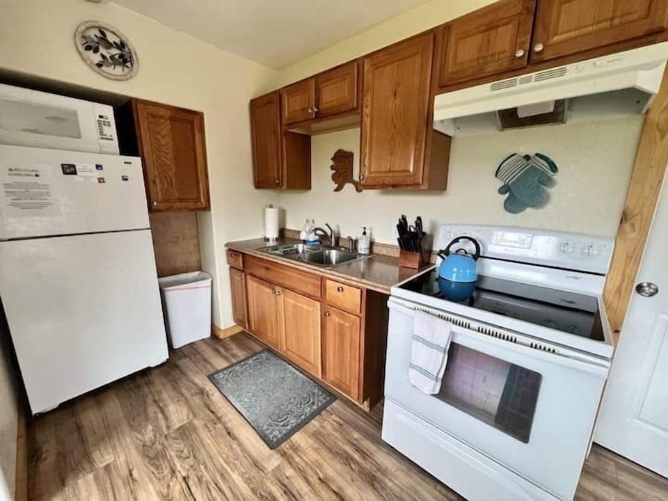 (3)well equipped kitchen for all your at home cooking needs