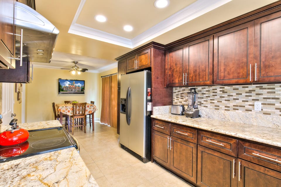KITCHEN, BREAKFAST NOOK