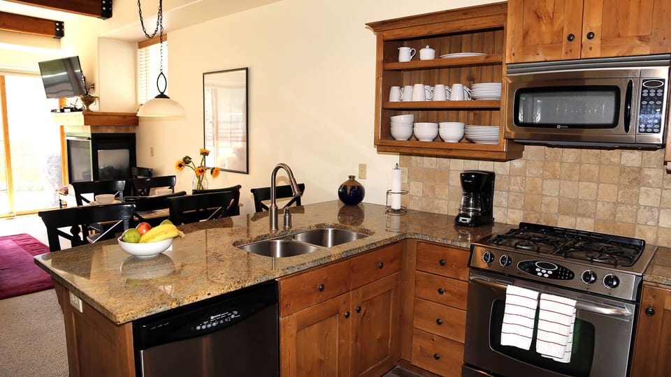 Granite Counter-Top & Stainless Steel Appliances