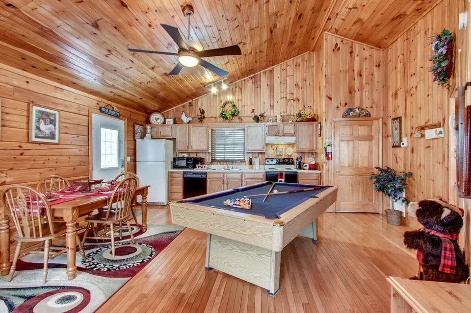 full kitchen, big enough to prepare a 12 course meal