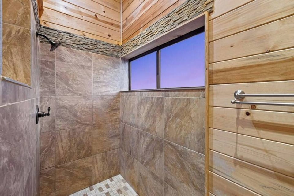 A rinse with a view – Refresh in the walk-in shower while gazing out at sweeping mountain scenery, bringing the beauty of nature right indoors.