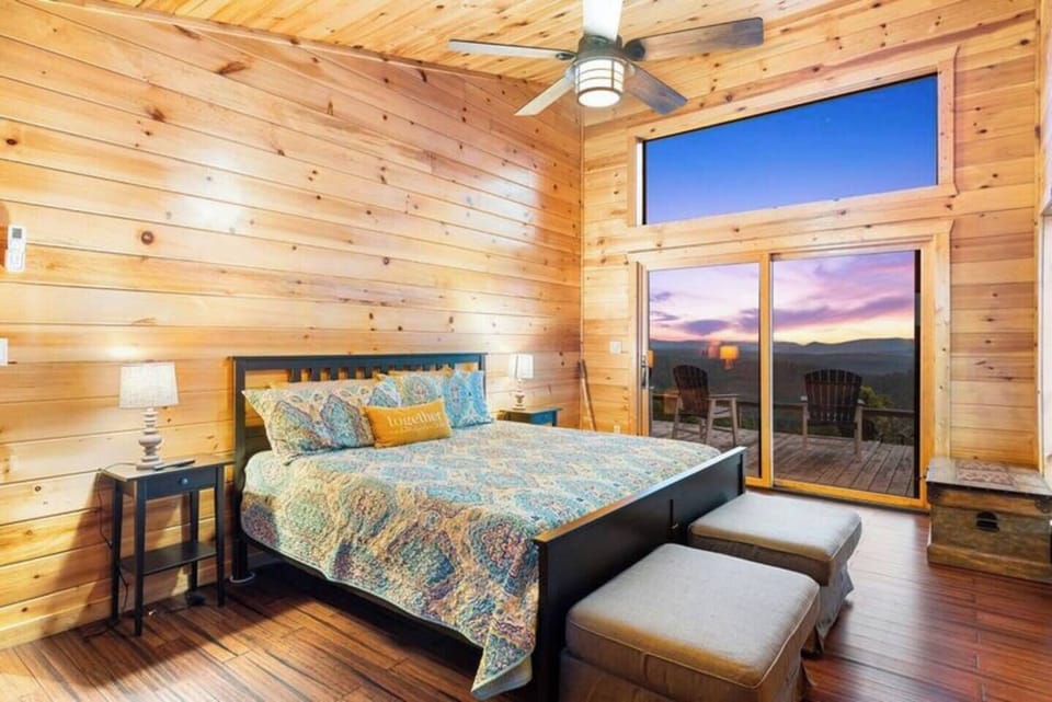 Wake up to the wild – Step straight from your cozy king bed onto the deck and breathe in the fresh mountain air with views that stretch for miles.