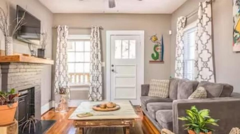 Welcome to Blue Bungalow! A 2 Bedroom, 1 Bathroom Comfy Home! 