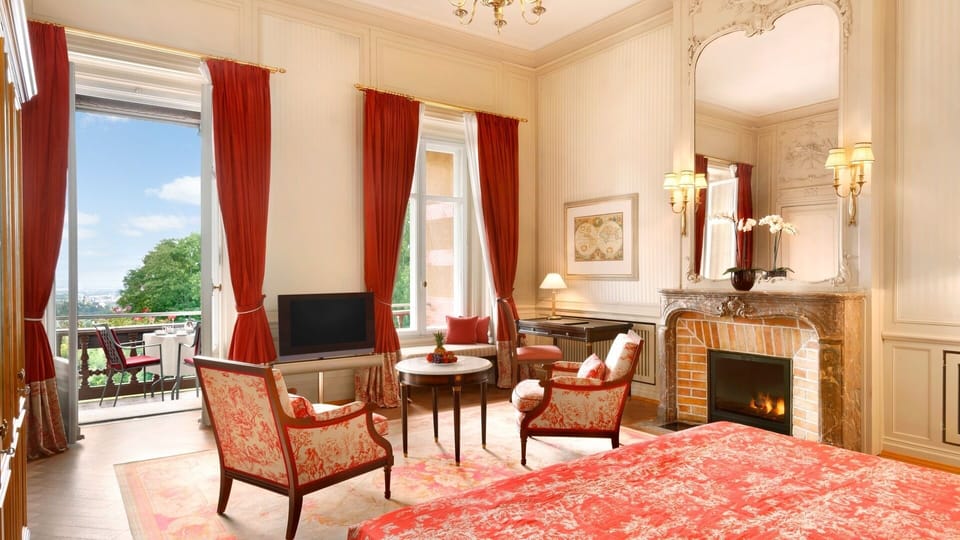 Grand Room, 1 King Bed | Premium bedding, minibar, in-room safe, individually decorated