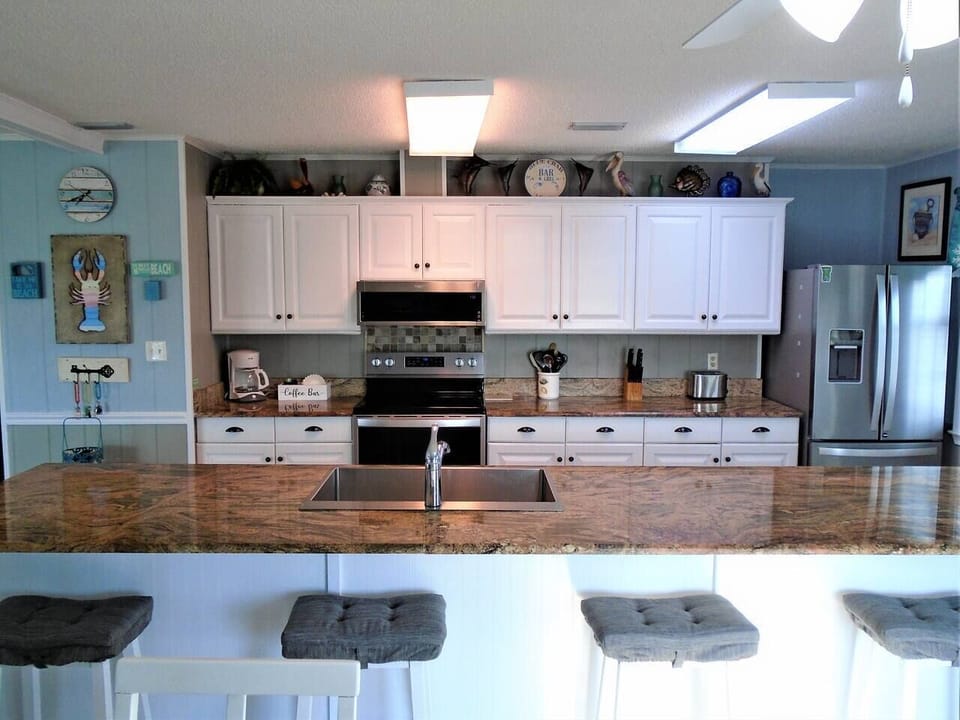 Brand new stainless steel appliances in this beautiful kitchen!