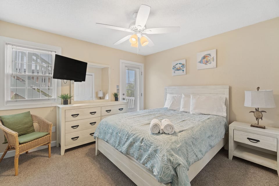 Mid Level Queen Bedroom with Deck Access to Pool/Hot Tub - Jack and Jill Bath