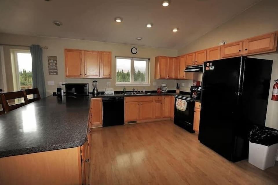 (5) fully stocked kitchen with ample counter space