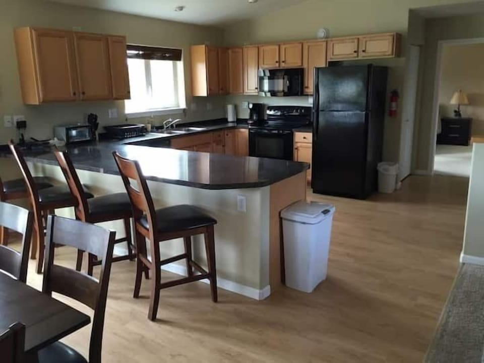 (8) plenty of room to spend time together while cooking