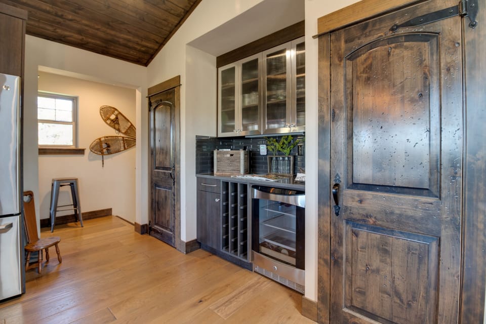 Bar/kitchen pantry