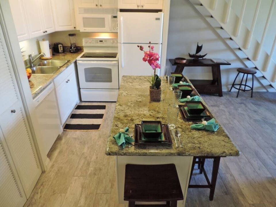 Open kitchen & dining setup made for shared meals & easy flow.