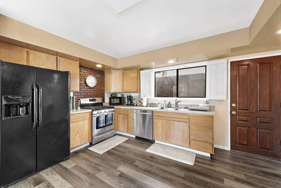 7) Kitchen

(STR15-0397)