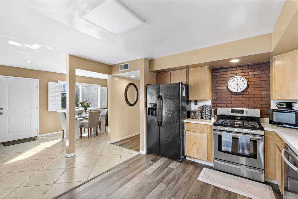 8) Kitchen Open Floor Plan

(STR15-0397)
