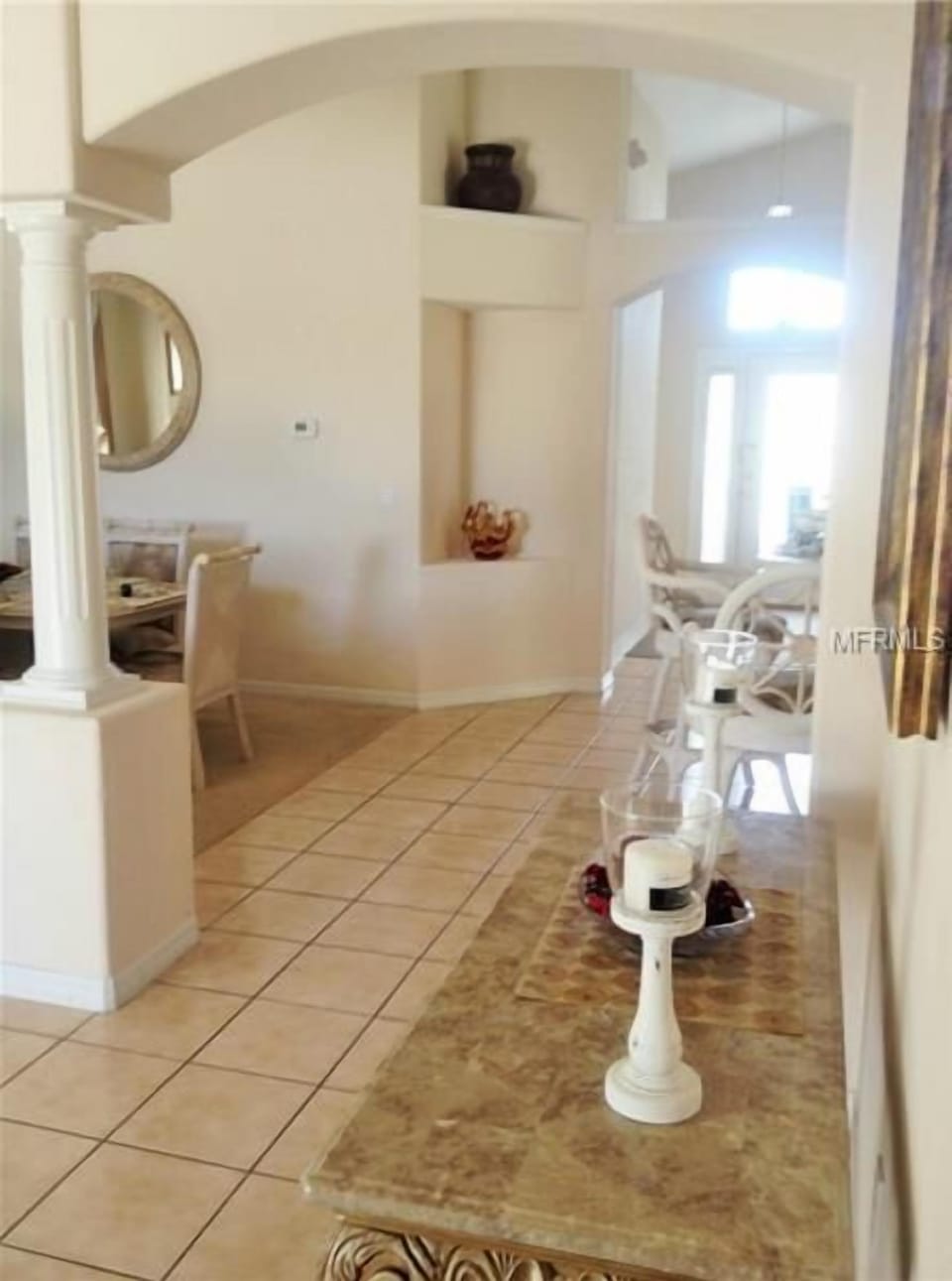 Bright Spacious Hallway area