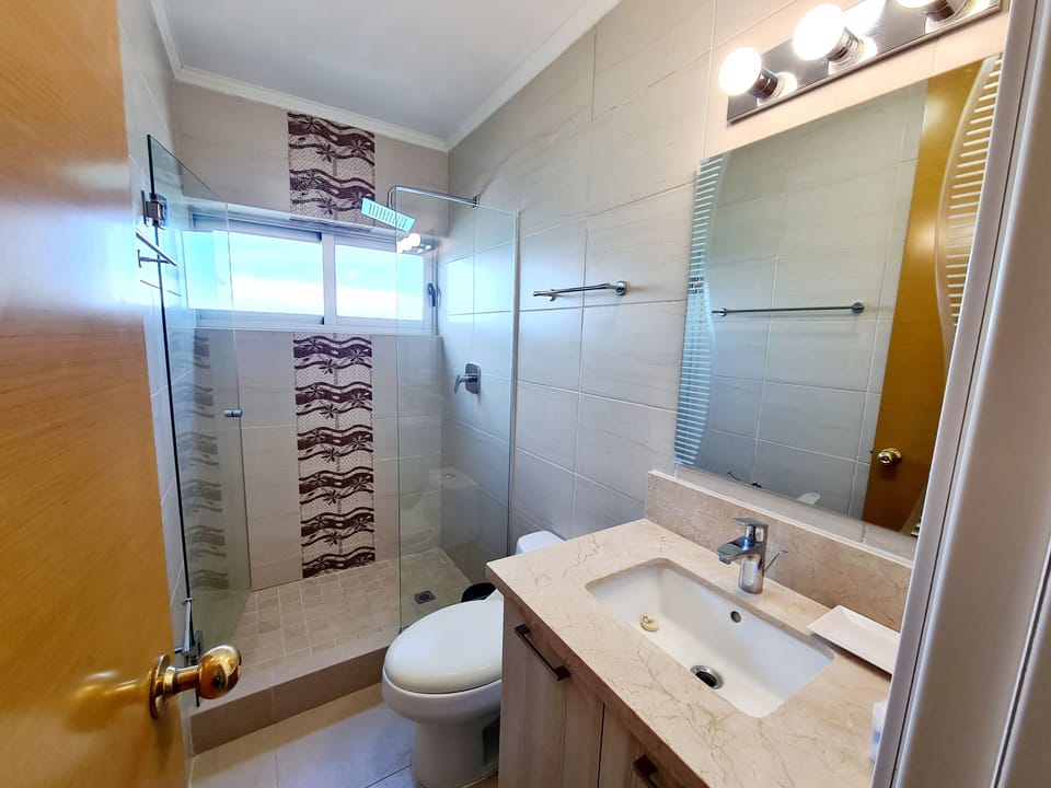 Butterfly and Seashell bedrooms' bathroom, elegante, beautiful and gracious