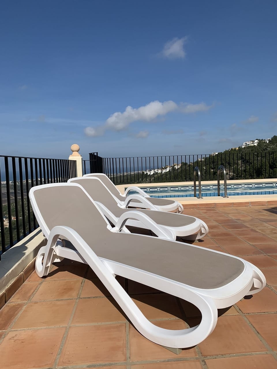 Sun loungers on the terrace (6 in total)