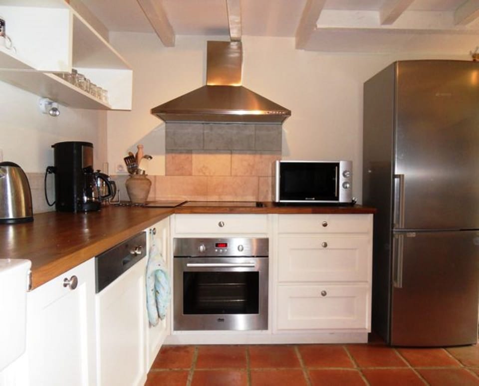 FULLY FITTED MODERN KITCHEN