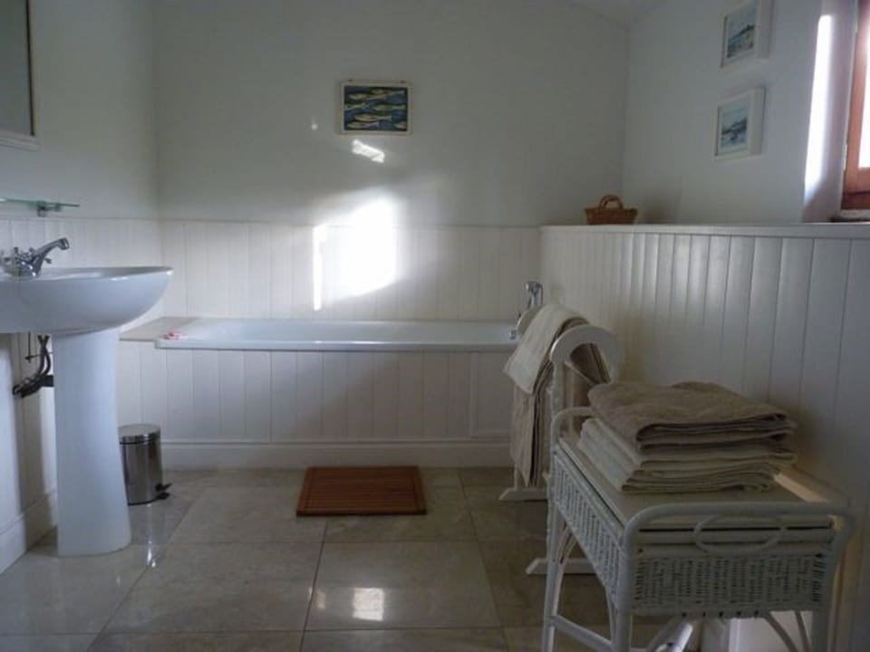 2 BATHROOMS