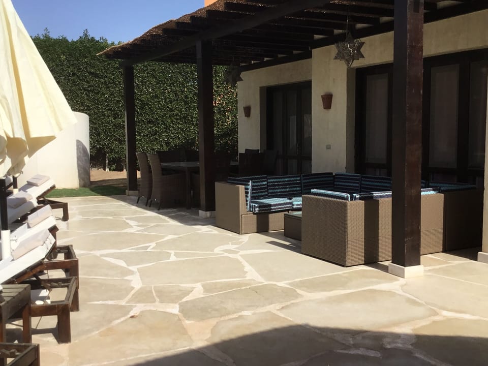 Extremely private garden, optional heated pool, seating/dining areas/ext. shower