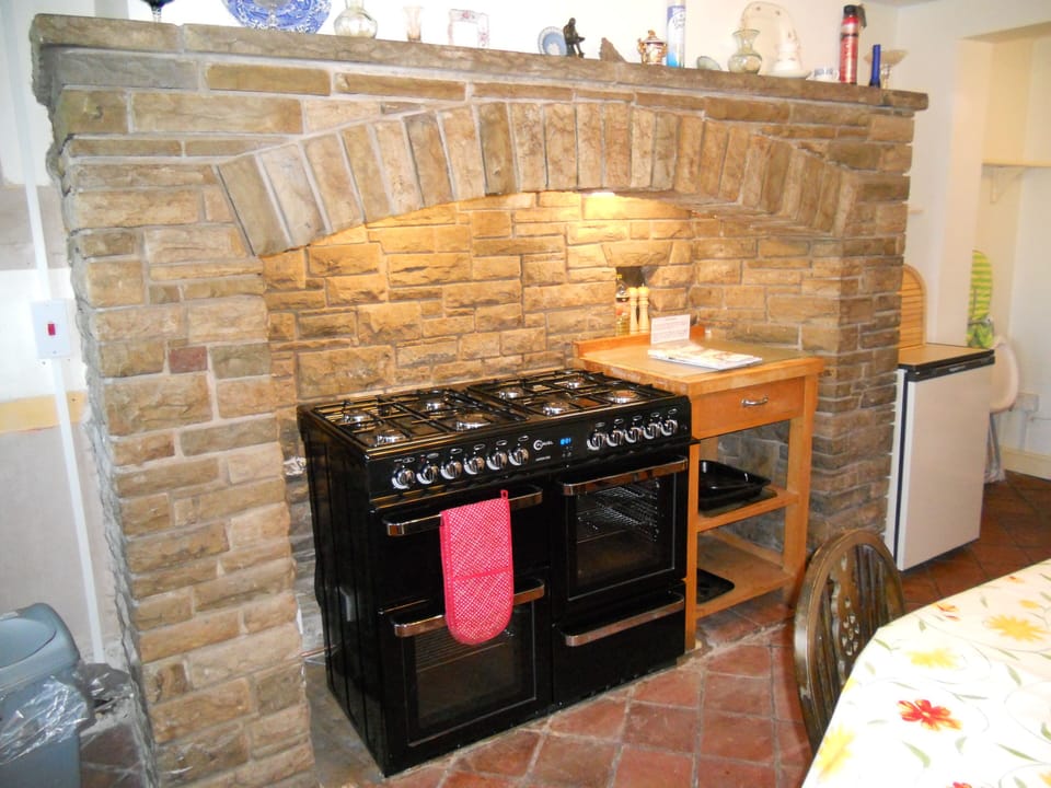 Farmhouse kitchen with feature dual-fuel range cooker
