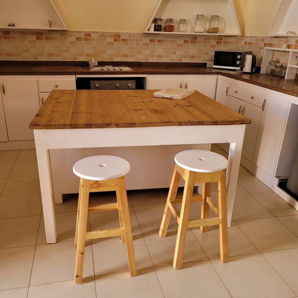 large island to prepare meals and eat breakfast