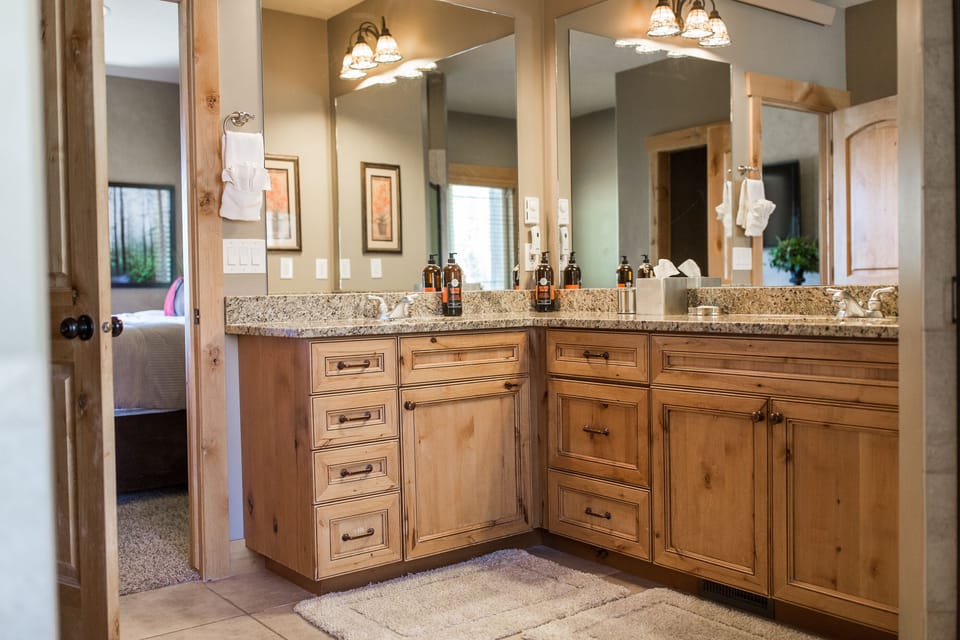 Primary bath with jacuzzi tub on main level