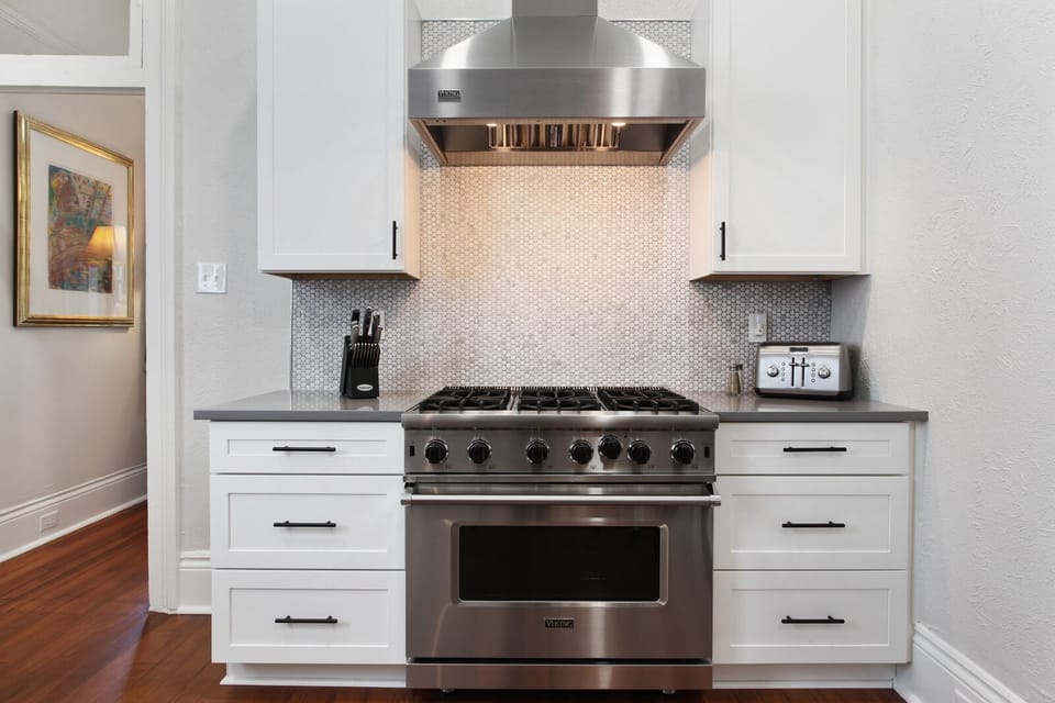 Viking 36'' gas range and professional exhaust hood