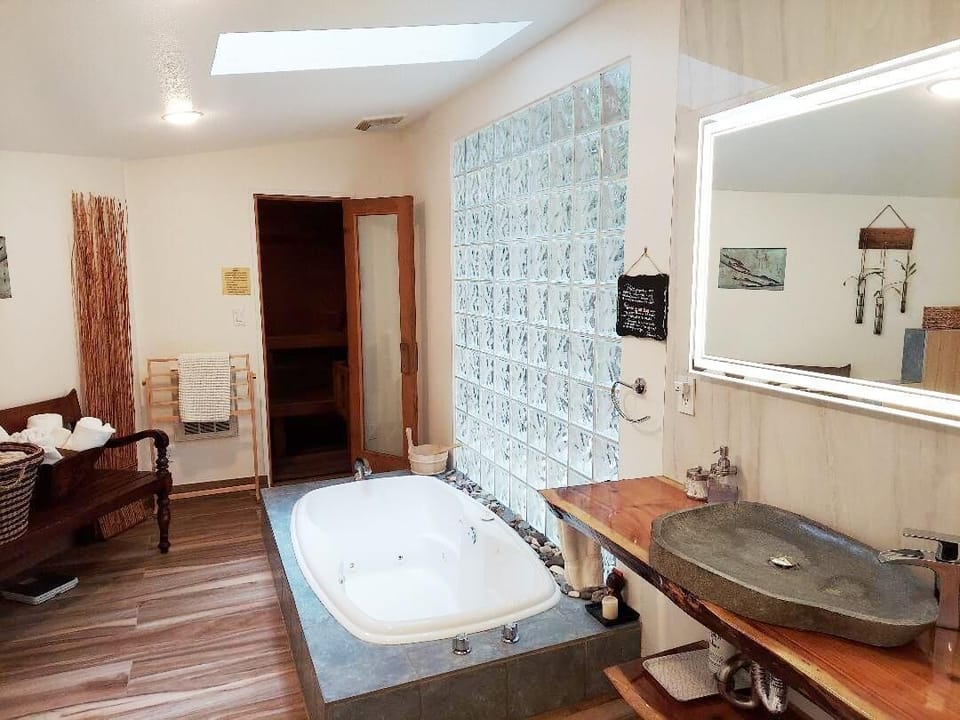  Jet tub and sauna with rest area