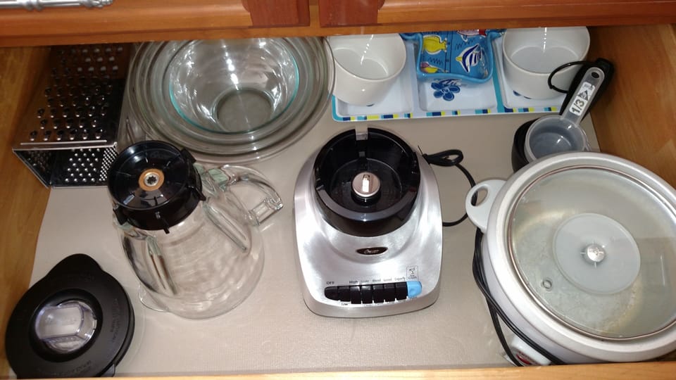 ~In the B314: Blender, Crock pot, baking pans, utensils, frying pans, and more!~